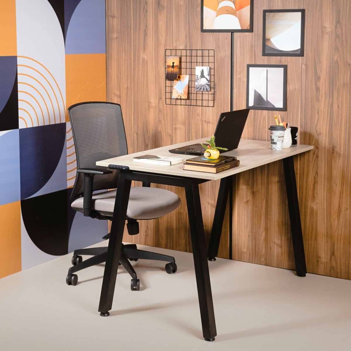 Aster negro y Taylor Aster - escritorio ergonómico