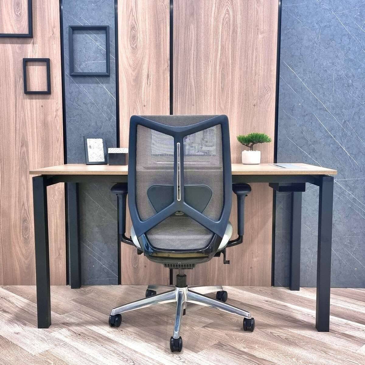 Escritorio-Quadra-negro-con-silla-Arco Escritorio Quadra | Escritorio de oficina VISSO